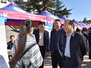 太阳成集团成功举办2018届毕业生秋季大型招聘会