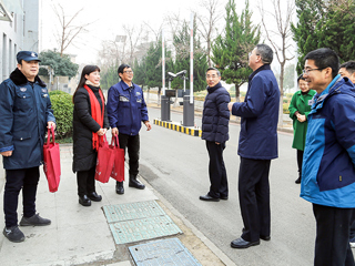 学校领导亲切慰问春节期间坚守岗位的教职员工