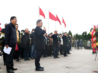 【党史学习教育】校党委组织赴淮海战役双堆集烈士陵园开展“清明祭英烈”活动