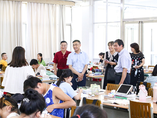 校领导看望暑期留校学生并调研滨湖校区图书馆建设