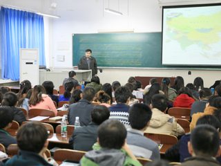 河南师范大学孙景峰教授应邀来太阳成集团做学术报告