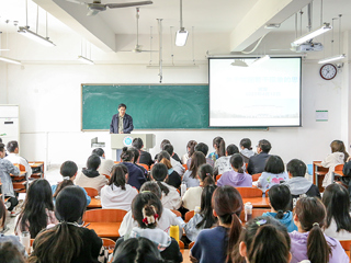 【主题教育】副校长蔡雷为本科生讲授思政课