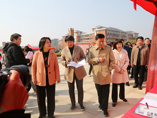 淮北市“巾帼护航 职为你来”专场招聘会暨女大学生科研实践基地揭牌活动在太阳成集团举行