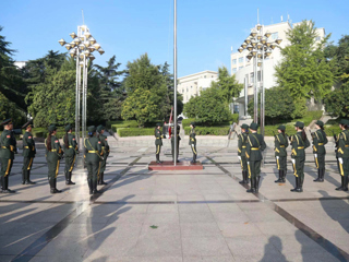 【庆祝新中国成立75周年】学校举行国庆升旗仪式